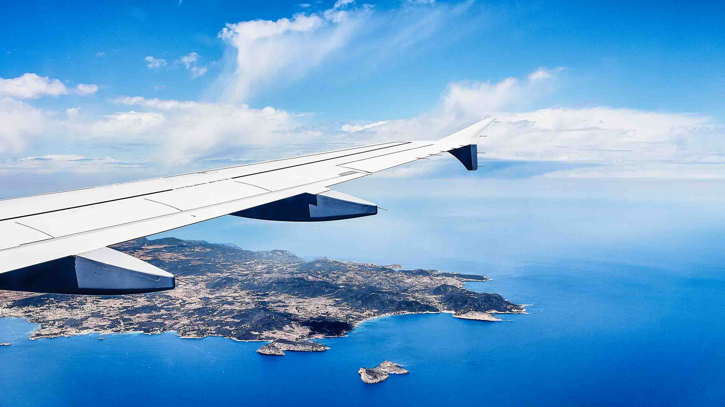 Why are Some People Afraid of Flying? Tips to Overcome It - Iconic Blogs